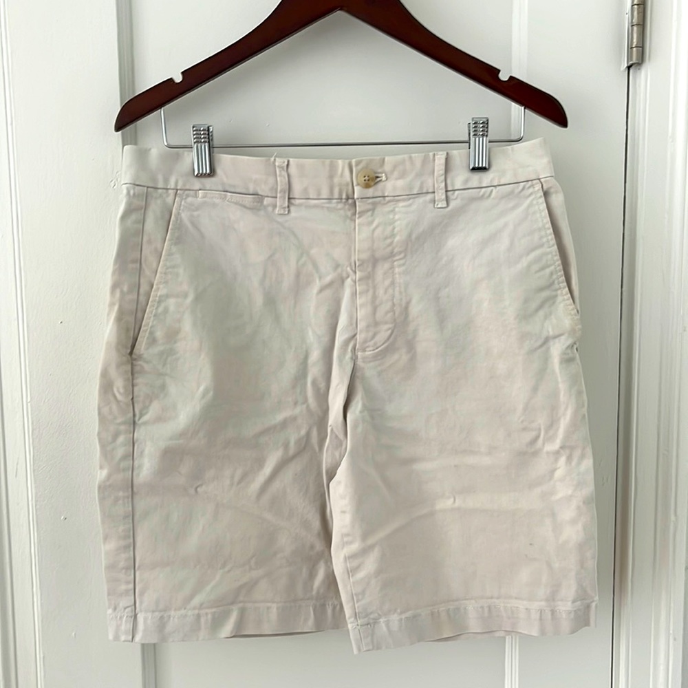 Gap 32” off-white short 10” length. Very good condition. Button front w/zip